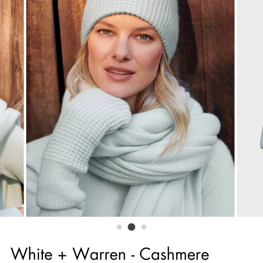 White+Warren cashmere light blue gloves